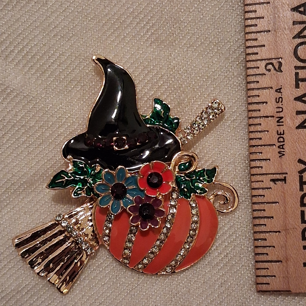 Halloween Witch Hat Brooch with Pumpkin, Broom, and Flowers🎃🧹🧙‍♀️🌻 - Picture 4 of 6